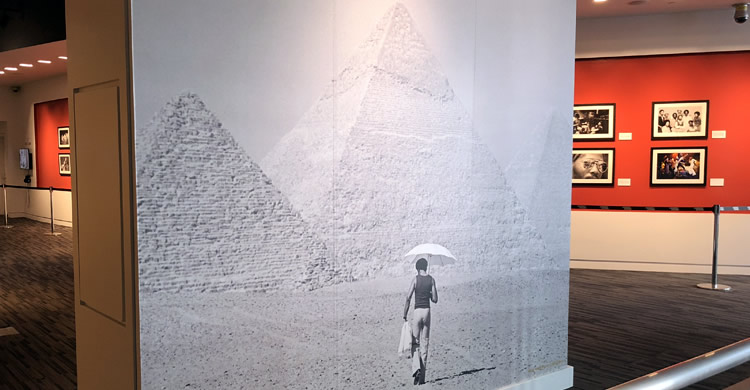 Maurice White walking toward the pyramid installation in Bruce Talamon&rsquo;s exhibition